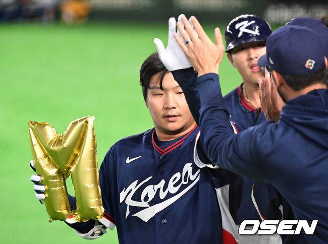 [OSEN=도쿄(일본), 손용호 기자] 9일 일본 도쿄돔에서 월드베이스볼클래식(WBC) 조별리그 C조 한국과 호주의 경기가&nbsp;열렸다.C조는 일본이 3승으로 조 1위를 확정, 8강에 진출했다. 호주가 2승 1패, 대만이 2승 2패, 한국이 1승 2패, 체코는 3패다.한국 WBC 대표팀이 8강에 진출하려면 호주에 2점 이하로 실점하면서 5점 차 이상으로 승리해야만 한다.2회초 무사 1루에서 한국 문보경이 우중월 투런 홈런을 치고 더그아웃에서 환호하고 있다. 2026.03.09&nbsp;/spjj@osen.co.kr
