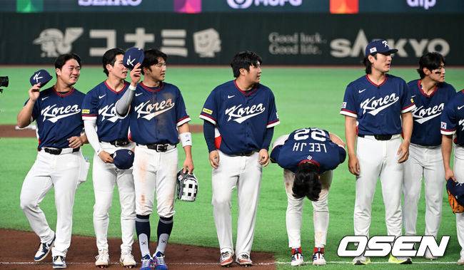 [OSEN=도쿄(일본), 손용호 기자] 도쿄의 기적이 나왔다. 한국 WBC 대표팀이 17년 만에 1라운드를 통과했다.&nbsp;한국은 9일 일본 도쿄돔에서 열린 ‘2026 월드베이스볼클래식(WBC)’ 1라운드 C조 호주와의 경기에서 로 승리를 거뒀다. 이로써 한국은 조별라운드 2승2패를 기록하면서 호주, 대만 등을 최소실점률로 제치면서 2009년 이후 17년 만에 1라운드를 통과했다. 이제 한국은 마이애미행 전세기를 탄다.경기 종료 후 한국 선수들이 관중석을 향해 인사를 하고 있다. 2026.03.09&nbsp;/spjj@osen.co.kr