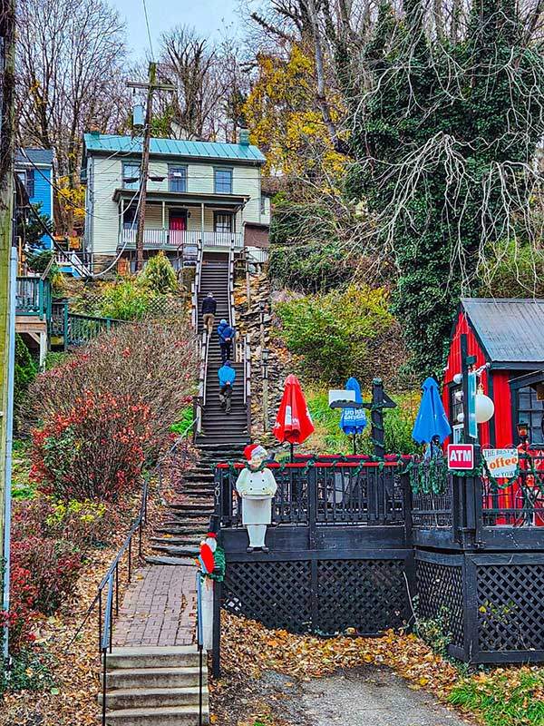 하퍼스 페리 마을에서 하산주 마시러 펍으로 향하는 클라이머들.