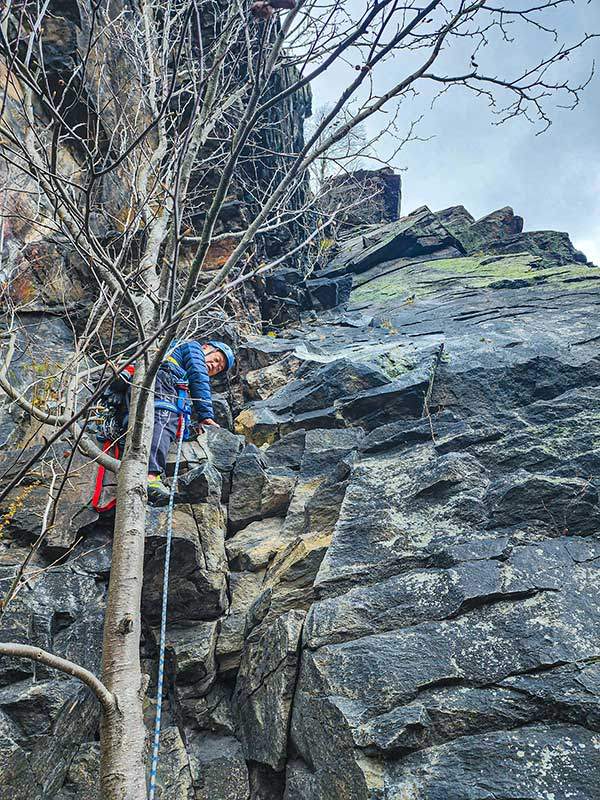 하드 업 루트를 등반하고 있는 최기용.