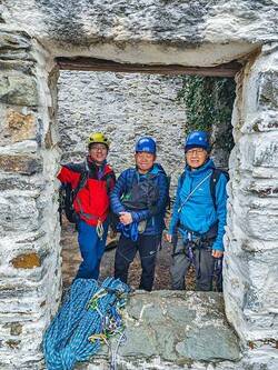 쉘터에서 크리스(의사), 최기용(록파티), 변준범(고대산악회).