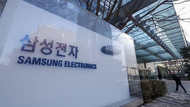 코스피 급락 이후 개인 투자자들이 삼성전자와 SK하이닉스 등 반도체 대형주를 집중 매수하고 있다. 5대 은행 마이너스 통장 잔액도 사흘 사이 1조원 넘게 늘었다. 뉴스1