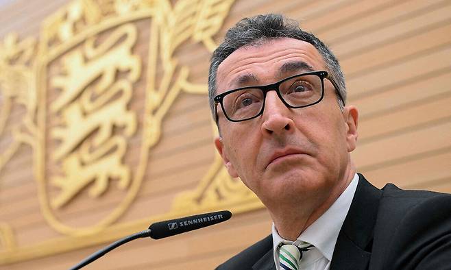 튀르키예 출신 이민 2세인 젬 외즈데미르 전 독일 녹색당 대표. 8일(현지시간)&nbsp;바덴뷔르템베르크주(州)&nbsp;지방선거에서 녹색당이 승리하며 향후 주정부 총리&nbsp;취임이 유력시된다. 이 경우 독일 최초의 튀르키예 혈통 주총리로 기록될 전망이다. AFP연합뉴스