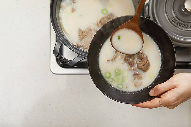 사골 곰국 1컵(약 240ml)에는 10~15㎎ 정도의 칼슘이 함유돼 있다. 이는 성인의 하루 권장 칼슘 섭취량 700~1000mg과 비교하면 1~2%정도에 그치는 수준이다. &nbsp;클립아트코리아 제공