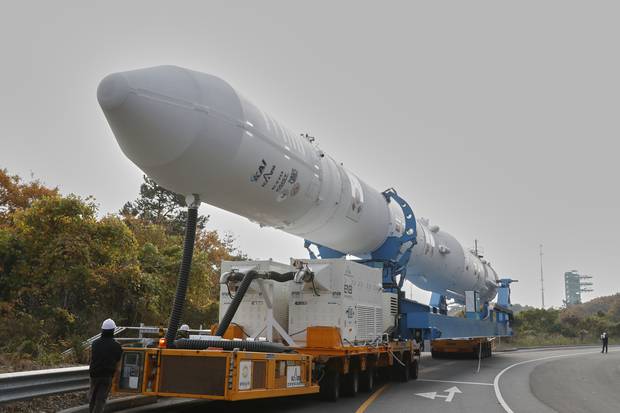 지난해 11월 25일 전라남도 고흥 나로우주센터에서 누리호 4차 발사를 위한 이송 작업을 수행하고 있다. 한국항공우주연구원 제공/뉴스1