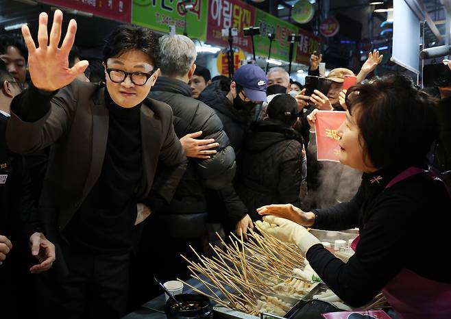 한동훈 전 국민의힘 대표가 3월7일 부산 북구 구포시장의 한 분식집을 찾아 상인들을 만나고 있다. ⓒ연합뉴스