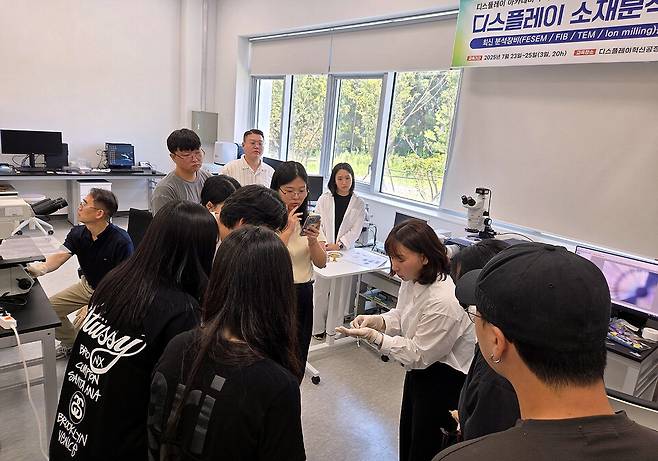 지난 2025년 7월 23~25일 디스플레이 인력양성사업에 참여한 교육생들이 기업맟춤형 실습 교육을 받고 있다. ⓒ아산시 제공