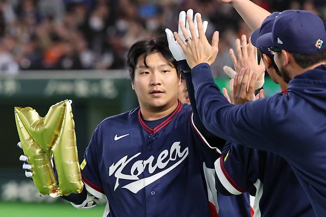 한국 야구대표팀 문보경이 9일 일본 도쿄돔에서 열린 제6회 WBC서 5번 지명타자로 선발출전해 선제 2점 홈런을 친 뒤 동료의 축하를 받고 있다. 도쿄｜뉴시스