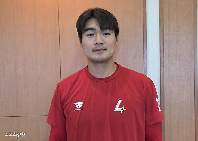 SSG 전영준이 지난 6일 일본 미야자키 산마린 스타디움에서 인터뷰하고 있다. 미야자키 | 유새슬 기자