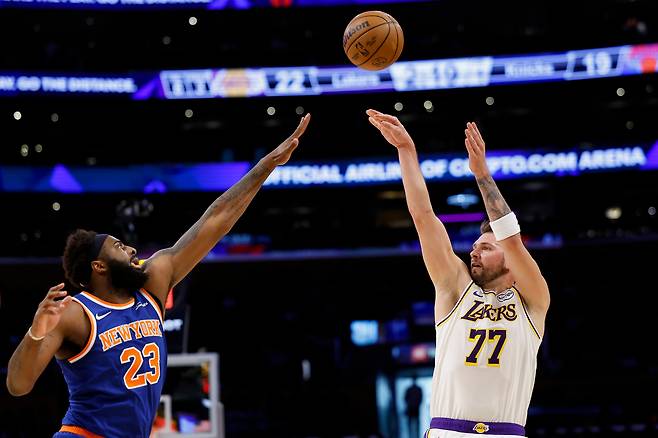 LA 레이커스 돈치치가 9일 뉴욕 닉스전에서 미첼 로빈슨의 블록 앞에서 외곽슛을 던지고 있다. AP연합뉴스