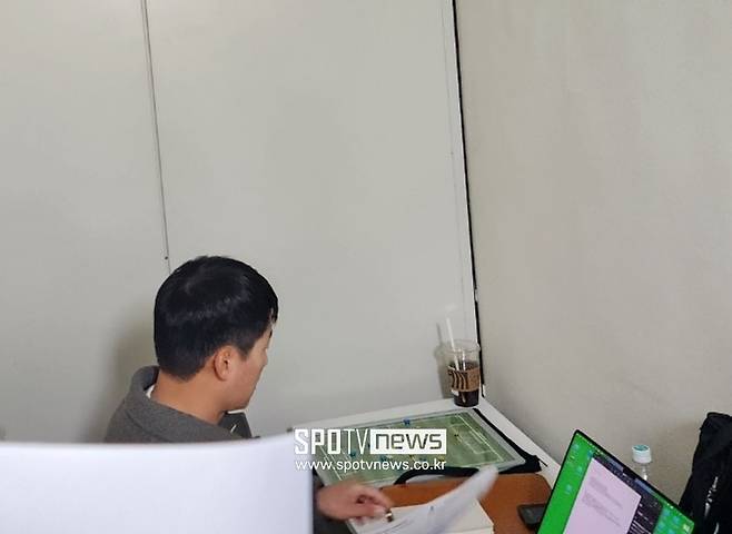 ▲ 이정효 수원 삼성 감독은 선수대기실 밖 조명 없는 어두운 복도에서 전략을 짜고 있었다.