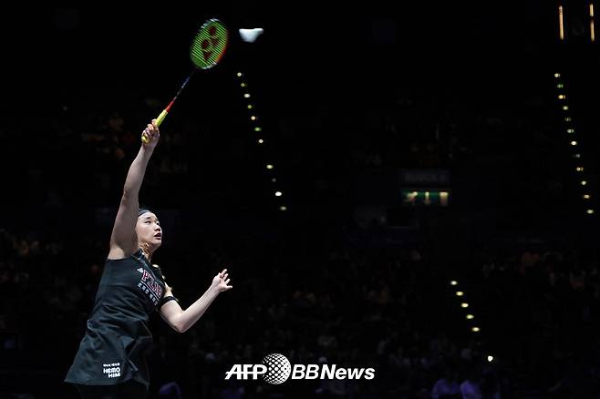8일(한국시간) 영국 버밍엄의 유틸리타 아레나에서 열린 2026 세계배드민턴연맹(BWF) 월드투어 슈퍼 1000 전영오픈 결승에서 왕즈이와 격돌한 안세영. /AFPBBNews=뉴스1
