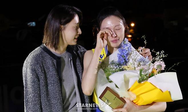 현대건설 원클럽우먼 양효진이 은퇴식에서 절친 김연경으로부터 꽃다발과 감사패를 받으며 뜨거운 눈물을 흘렸다.    /사진=김진경 대기자