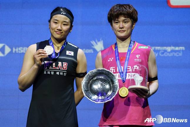 전영오픈 결승을 마친 뒤 안세영(왼쪽)과 왕즈이가 나란히 서서 포즈를 취하고 있다. /AFPBBNews=뉴스1