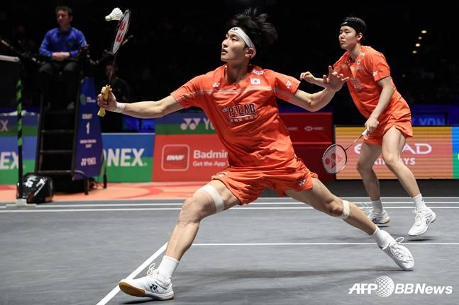 김원호(왼쪽)가 서승재와 함께 나선 전영오픈 남자 복식 결승에서 셔틀콕을 받아 넘기고 있다. /AFPBBNews=뉴스1