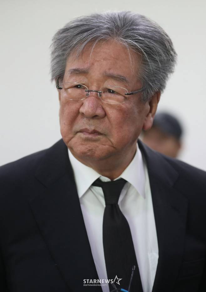 배우 최불암이 4일 오전 송파구 풍납동 서울아산병원 장례식장에 마련된 배우 故 신성일(81) 씨의 빈소를 찾아 조문하고 있다.<사진공동취재단>