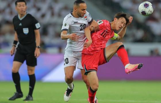 이재성이 이라크 바스라 국제경기장에서 열린 이라크와의 2026 국제축구연맹(FIFA) 북중미 월드컵 아시아 3차 예선 이라크와 경기에서 치열한 볼 경합을 펼치고 있다. /사진=AFC 제공
