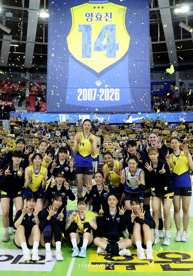 [B하인드★] 블로퀸 양효진 눈물의 은퇴식, 절친 김연경 품에 안겨 엉엉