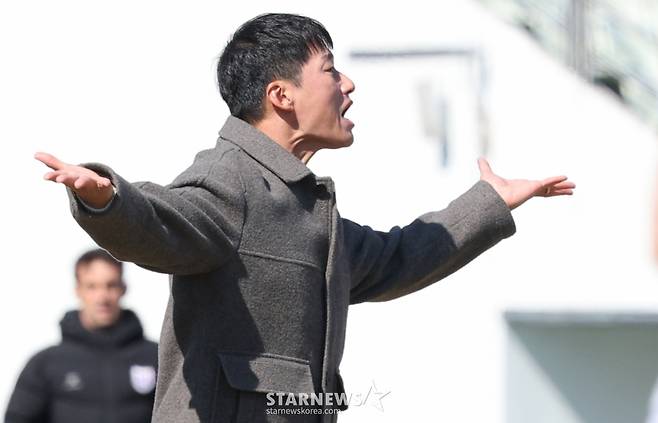 [B하인드★] 2연승 휘파람 이정효 감독, 수원 응원단 4000명 원정에 뭉클 '정효매직 GO GO GO!'