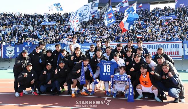 [B하인드★] 2연승 휘파람 이정효 감독, 수원 응원단 4000명 원정에 뭉클 '정효매직 GO GO GO!'