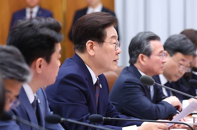 이재명 대통령이 9일 청와대에서 열린 중동 상황 관련 비상경제점검회의에서 발언하고 있다.[사진 | 뉴시스]