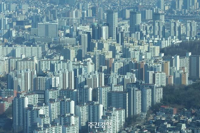 서울 중구 남산타워에서 바라본 서울 시내 아파트단지의 모습. 정효진 기자