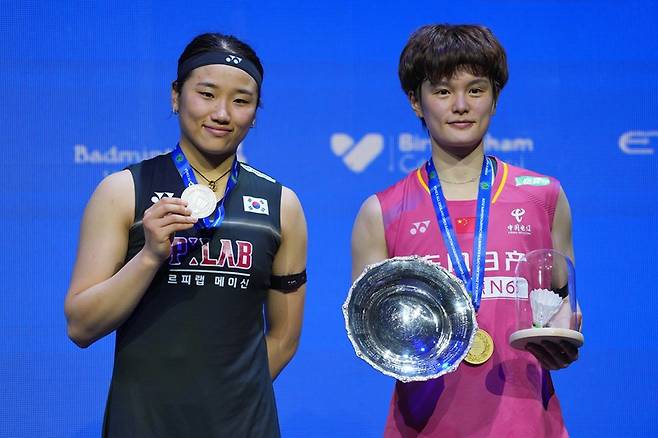 안세영(왼쪽)이 지난 8일 영국 버밍엄의 유틸리타 아레나에서 열린 2026 세계배드민턴연맹(BWF) 월드투어 슈퍼 1000 전영오픈 결승에서 세계랭킹 2위 중국의 왕즈이에 게임 스코어 0-2로 패한 뒤 준우승 메달을 목에 건 모습. 사진 연합뉴스
