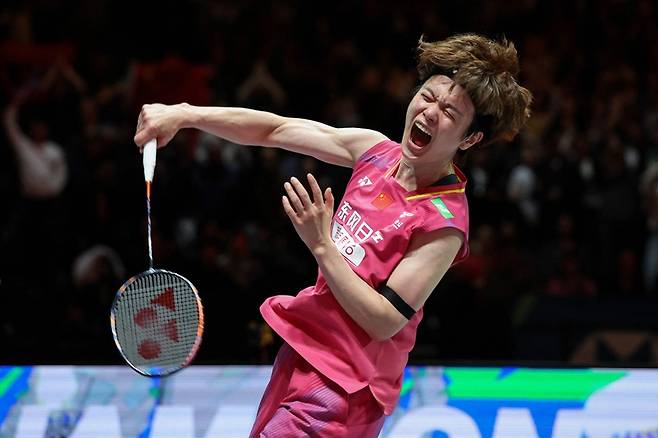 배드민턴 여자 단식 세계랭킹 2위 중국의 왕즈위가 지난 8일 영국 버밍엄의 유틸리타 아레나에서 열린 2026 세계배드민턴연맹(BWF) 월드투어 슈퍼 1000 전영오픈 결승에서 안세영을 꺾고 우승을 차지했다. 사진 연합뉴스