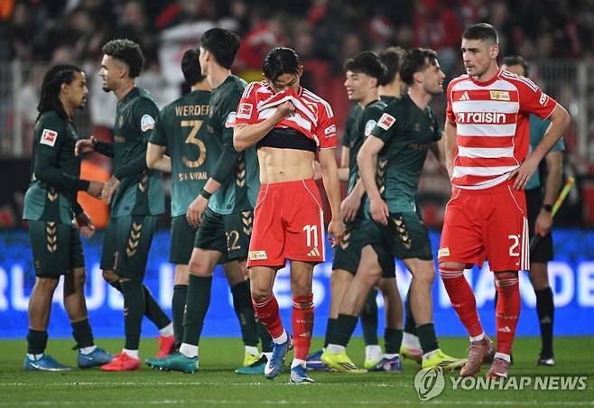 경기 후 아쉬워하는 우니온 베를린의 정우영(11번). [로이터=연합뉴스]