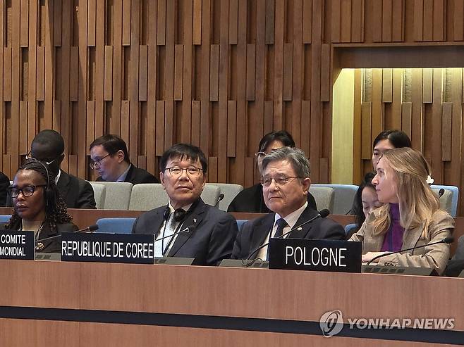 제20차 세계유산위원회 특별세션 참석한 허민 국가유산청장 (서울=연합뉴스) 25일(현지시간) 프랑스 파리 유네스코 본부에서 열린 '제20차 세계유산위원회 특별세션'에 허민 국가유산청장과 내년 7월 부산에서 열리는 제48차 유네스코 세계유산위원회 의장으로 선출된 이병현 전 주 유네스코 대표부 대사가 참석해 있다. 2025.11.26 [국가유산청 제공. 재판매 및 DB 금지] photo@yna.co.kr