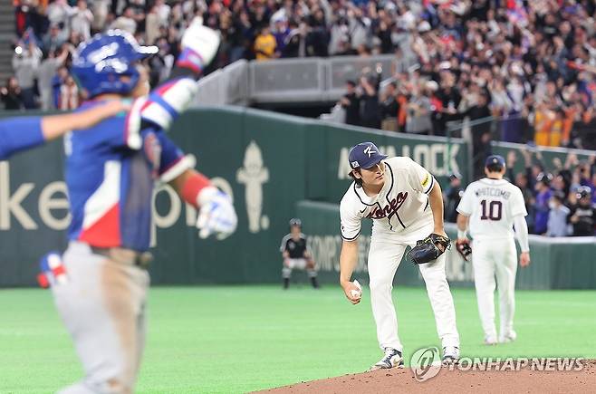 솔로 홈런 허용한 곽빈 (도쿄=연합뉴스) 임화영 기자 = 8일 일본 도쿄돔에서 열린 2026 월드베이스볼클래식(WBC) C조 조별리그 3차전 대한민국과 대만의 경기.
    6회초 무사 대만 정쭝저에게 솔로 홈런을 허용한 한국 곽빈이 아쉬워하고 있다. 2026.3.8 hwayoung7@yna.co.kr