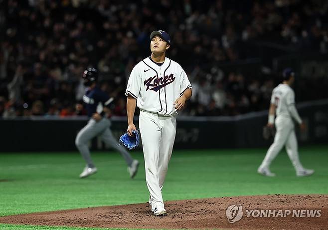 스리런 홈런 허용한 정우주 (도쿄=연합뉴스) 김인철 기자 = 5일 일본 도쿄돔에서 열린 2026 WBC 조별리그 C조 1차전 대한민국과 체코의 경기. 5회초 1사 1, 2루 체코 바브라에게 스리런 홈런을 허용한 한국 정우주가 아쉬워하고 있다. 2026.3.5 yatoya@yna.co.kr