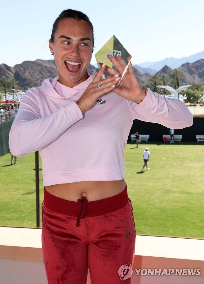 BNP 파리바오픈 대회장에서 2025년 WTA 투어 올해의 선수 트로피를 받은 사발렌카. [AFP=연합뉴스]