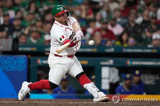 9일 브라질과의 경기에서 3점 홈런을 쏘아 올린 멕시코의 알레한드로 커크 [AP=연합뉴스]