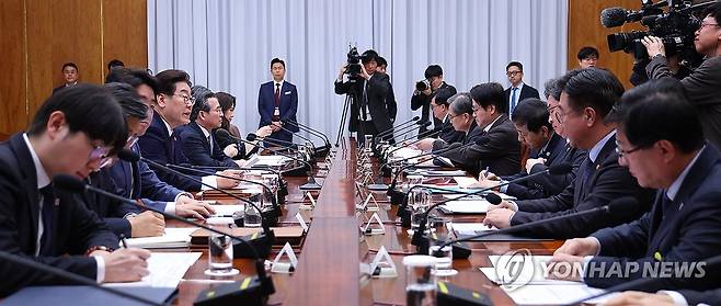 이재명 대통령, 중동상황 관련 비상경제점검회의 주재 (서울=연합뉴스) 김도훈 기자 = 이재명 대통령이 9일 청와대에서 열린 중동상황 관련 비상경제점검회의를 주재하고 있다. 2026.3.9 superdoo82@yna.co.kr