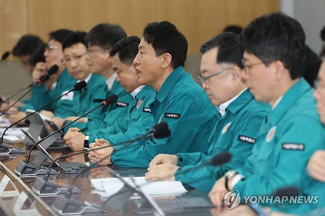 BTS 컴백 행사 안전관리 합동 점검회의 (서울=연합뉴스) 박동주 기자 = 오세훈 서울시장이 9일 서울시청에서 열린 BTS 컴백 행사 안전관리 합동 점검회의에서 발언하고 있다. 2026.3.9 pdj6635@yna.co.kr