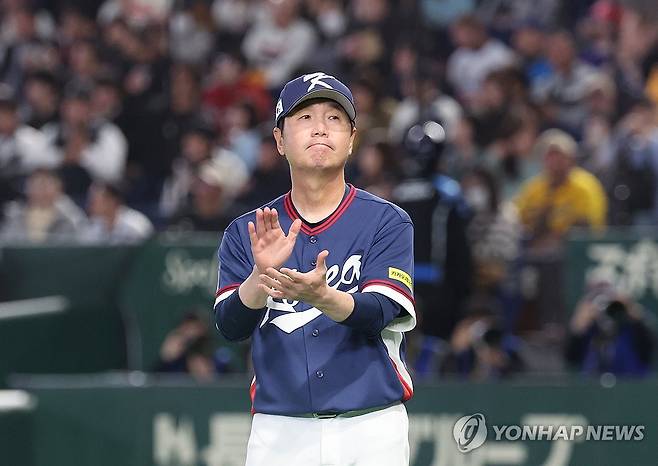 박수치는 류지현 감독 (도쿄=연합뉴스) 임화영 기자 = 9일 일본 도쿄돔에서 열린 2026 월드베이스볼클래식(WBC) C조 조별리그 최종전 대한민국과 호주의 경기에 앞서 한국 류지현 감독이 입장해있다. 2026.3.9 hwayoung7@yna.co.kr