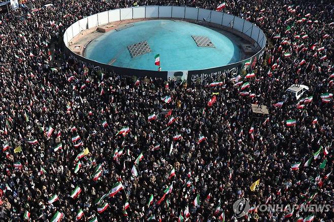 9일 테헤란 엥겔랍 광장에 모여 새 최고지도자 선출을 축하하는 테헤란 시민들 [AFP 연합뉴스 자료사진 재판매 및 DB 금지]