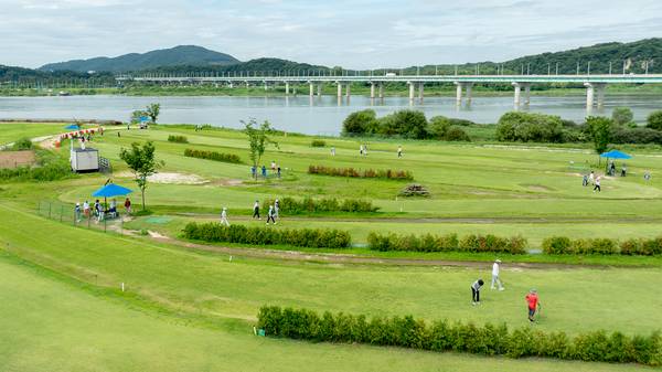 아름다운 남한강을 따라 펼쳐진 63홀 규모의 여주 오학 파크골프장에서 이용객들이 파크골프를 즐기고 있다. /여주시 제공