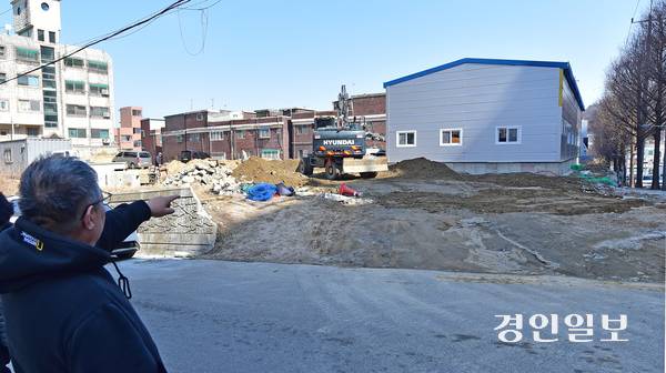 10일 오후 인천시 미추홀구 주안동의 세계로마트 공사현장을 김장익 남부종합시장 상인회장이 살펴보고 있다. 2026.3.10 /조재현기자 jhc@kyeongin.com