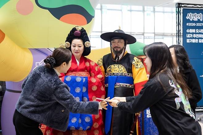 ▲ '2026-2027 수원 방문의 해 선포식' 행사장에서 정조대왕과 혜경궁홍씨 역할을 맡은 시민들과 인사를 나누고 있다. / 사진제공=수원특례시