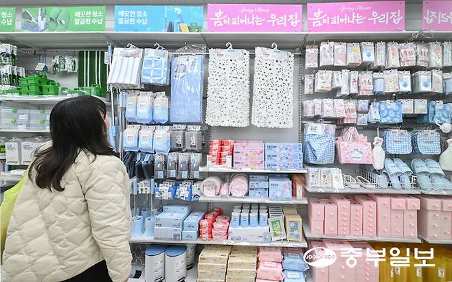 최근 물류업계가 봄시즌을 맞아 청소용품 기획전 등 청소 관련 제품에 대한 행사를 이어가고 있는 가운데 10일 오후 수원시 한 생활용품 판매점 매대에 다양한 청소용품이 진열돼 있다. 임채운기자