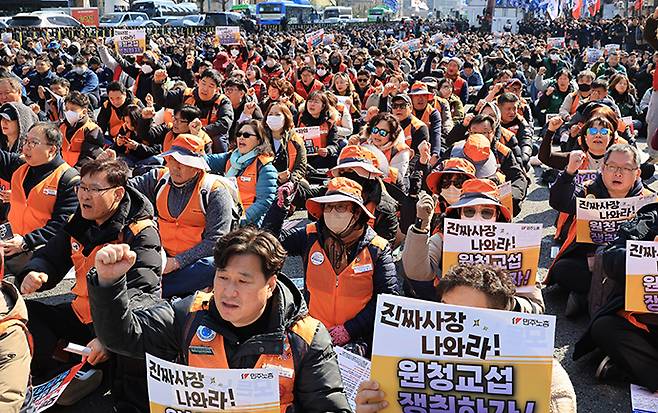 '노란봉투법'(노동조합 및 노동관계조정법 2·3조 개정 법률) 시행 첫날인 10일 서울 세종로에서 열린 민주노총 투쟁 선포대회에서 민주노총 조합원들이 구호를 외치고 있다. 연합뉴스