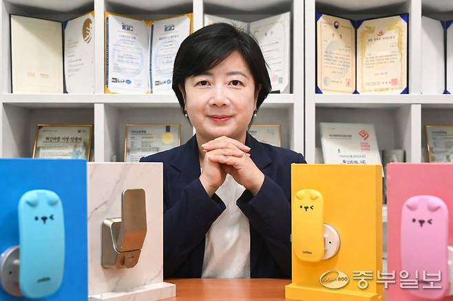 이현진 ㈜애니락 대표가 자사의 주력 제품인 '푸시풀 KS 안전손잡이'와 함께 포즈를 취하고 있다. 정선식 기자