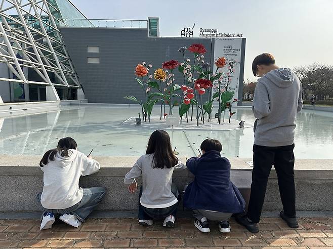 야외 조각 작품 연계 프로그램 '조각탐험'. <경기도미술관 제공>