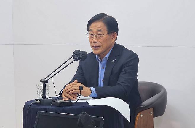 이창섭 2027 충청권 하계세계대학경기대회 조직위원회 부위원장이 10일 세종시청 정음실에서 기자간담회를 진행하고 있다. /조선교 기자