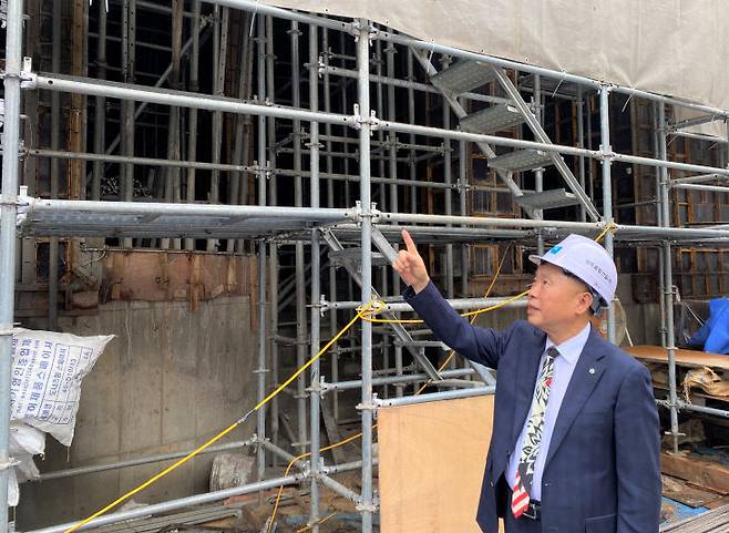 윤여경 이사장이 화지산신협 내동지점 식축 건축현장을 방문해 현장 점검을 하고 있다.(화지산신협 제공)