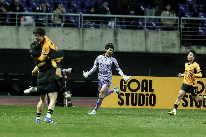 김경민이 지난 7일 열린 인천과의 경기에서 종료 직전 무고사의 패널티킥을 막아 낸 후 기뻐하고 있다.
<광주FC제공>