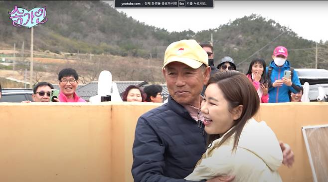 트로트 가수 송가인이 아버지와 함께 고향 진도의 송가인 마을을 돌며 추억을 회상하고 있다. /유튜브 채널 '송가인' 캡쳐