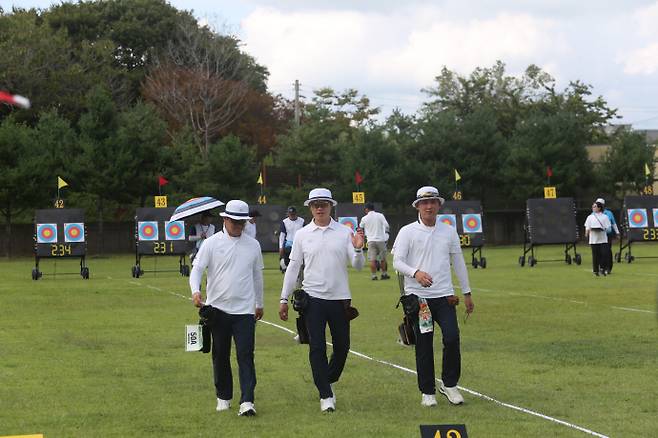 6일 남구 주월동 국제양궁장에서 펼쳐진 컴파운드 예선 경기에서 김종호와 최용희, 최은규가 단체 1위를 차지했다./김성빈 기자 ksb@namdonews.com